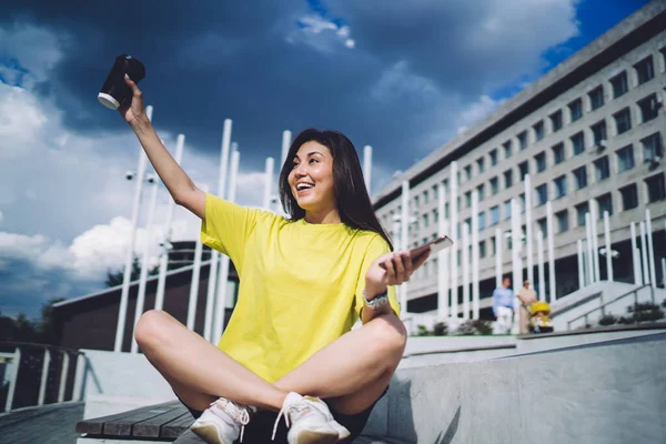 Desde Abajo Alegre Joven Estudiante Asiático Ropa Casual Sentado Piernas — Foto de Stock