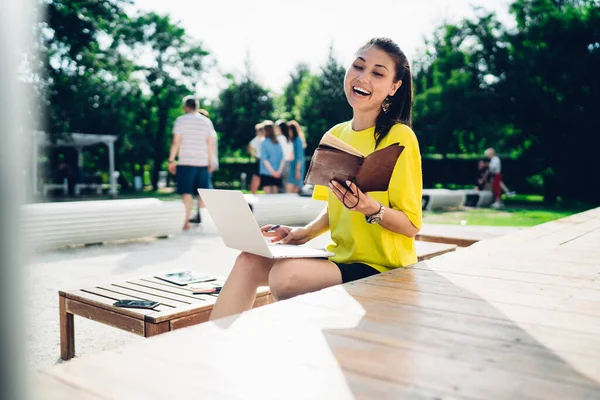 Jovem Mulher Sentada Com Laptop Colo Rua Olhando Feliz Com — Fotografia de Stock