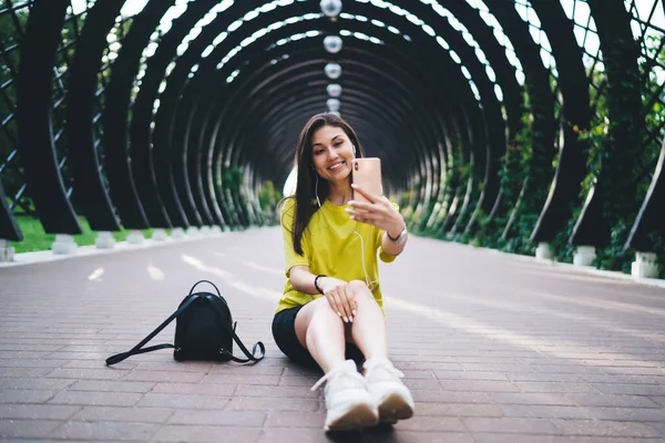 Усміхнена Красива Жінка Повсякденному Одязі Використовуючи Смартфон Насолоджуючись Блогінгом Спілкуванням — стокове фото