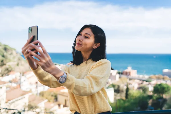 Fröhliche Asiatinnen Freizeitkleidung Und Armbanduhr Stehen Auf Dem Balkon Und — Stockfoto