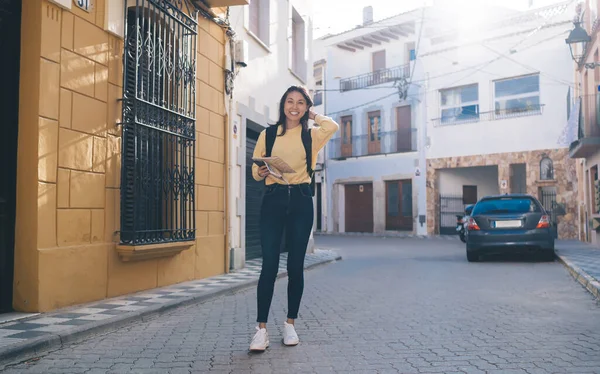 Full Length Portrait Cheerful Asian Tourist Smiling Camera Travel Experience — Stock Photo, Image