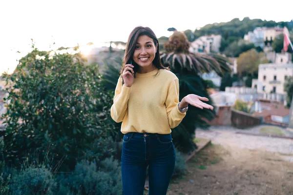 Glad Asiatisk Kvinna Casual Kläder Och Armbandsur Ler Och Tittar — Stockfoto