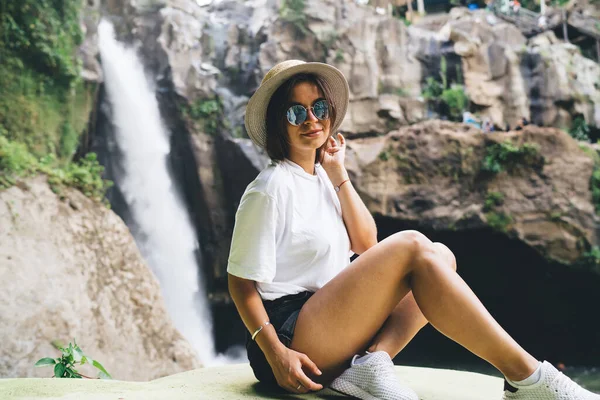 Touriste Féminine Joyeuse Tenue Élégante Chapeau Regardant Caméra Profitant Une — Photo