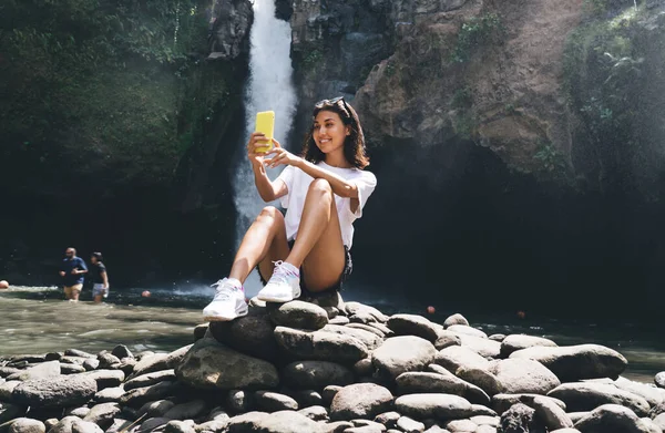 Corpo Inteiro Turista Rindo Feminino Usando Smartphone Para Tirar Selfie — Fotografia de Stock