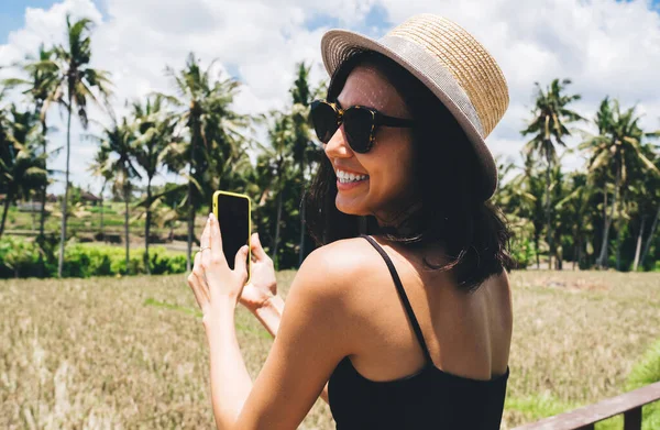 Vista Posterior Viajera Femenina Positiva Gafas Usando Smartphone Para Tomar — Foto de Stock