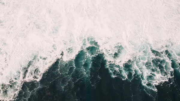 Вид Беспилотника Удивительный Водный Пейзаж Прозрачным Лазурным Морем Катящимся Солнечным — стоковое фото