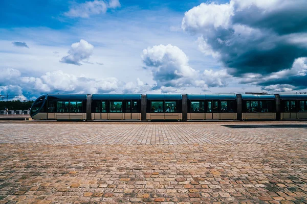 Empty Paved Square Modern Tram Arriving Station City Downtown Bordeaux — Stock Photo, Image