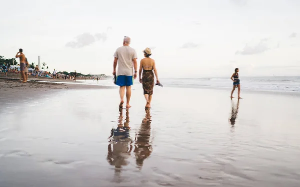 Vista Trasera Una Pareja Anónima Con Ropa Casual Caminando Por — Foto de Stock