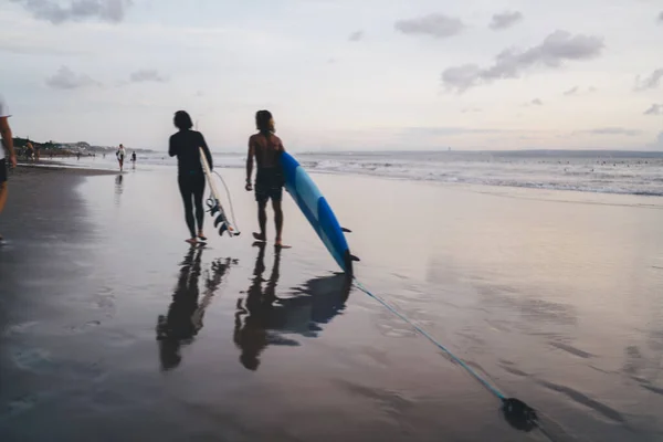 Full Length Anonymous Couple Surfboards Walking Sandy Shore Waving Sea — Stock Photo, Image