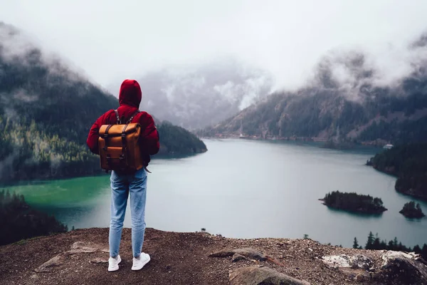 Vista Trasera Explorador Sin Rostro Capucha Jeans Pie Cerca Cordillera — Foto de Stock