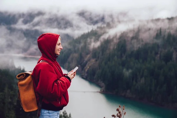 Vista Lateral Una Turista Feliz Con Mochila Abrigo Cálido Con — Foto de Stock