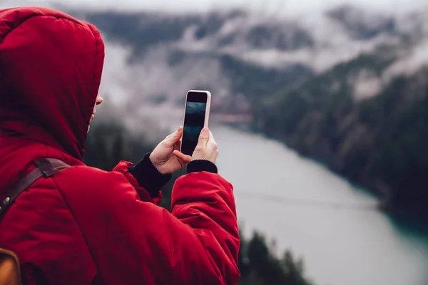 Back View Unrecognizable Tourist Warm Coat Hood Standing Viewpoint Taking — Stock Photo, Image