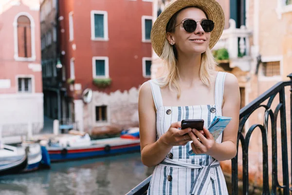 Jovem Loira Sorrindo Turista Mulher Vestido Chapéu Usando Telefone Celular — Fotografia de Stock