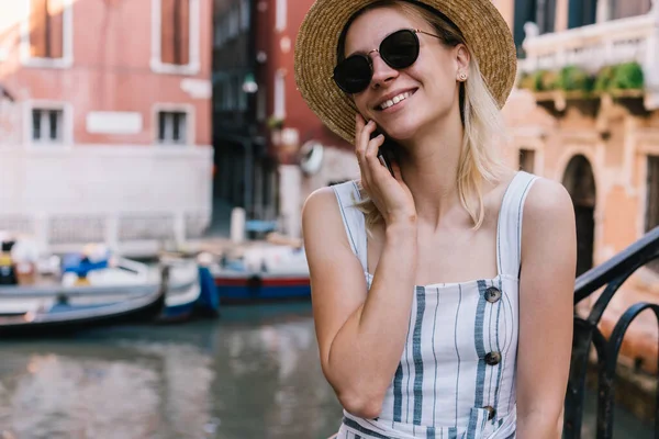 Jovem Turista Feliz Vestido Chapéu Palha Com Óculos Sol Sendo — Fotografia de Stock