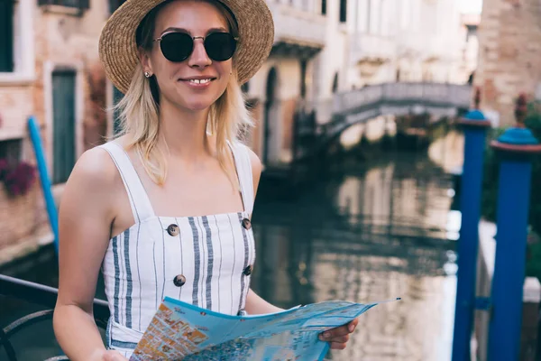 Venedik Tatil Kutlamaları Sırasında Elinde Harita Tutarken Gülümseyen Kameraya Bakan — Stok fotoğraf