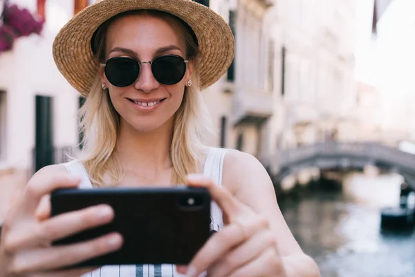 Joven Viajera Gafas Sol Pie Calle Venecia Día Verano Tomar — Foto de Stock