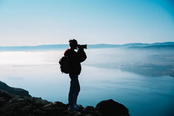 Повна Довжина Анонімної Жінки Рюкзаком Фотоапаратом Фотографуючи Туманне Узбережжя Стоячи — стокове фото