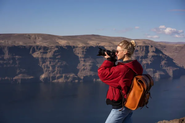 Zijaanzicht Van Glimlachende Blij Vrouwelijke Toerist Met Rugzak Moderne Fotocamera — Stockfoto