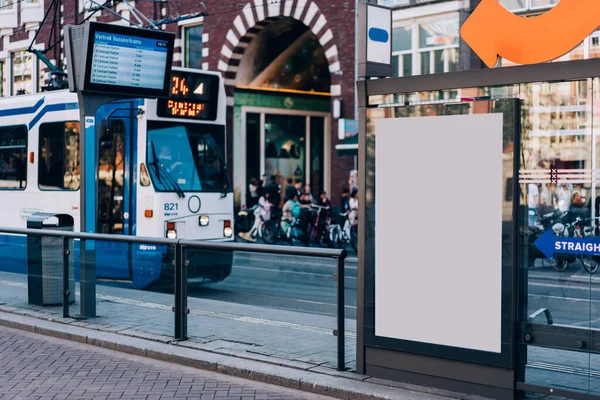 Kentsel Alanda Modern Tramvay Turu Kalabalık Amsterdam Bilgi Panosu Reklam — Stok fotoğraf