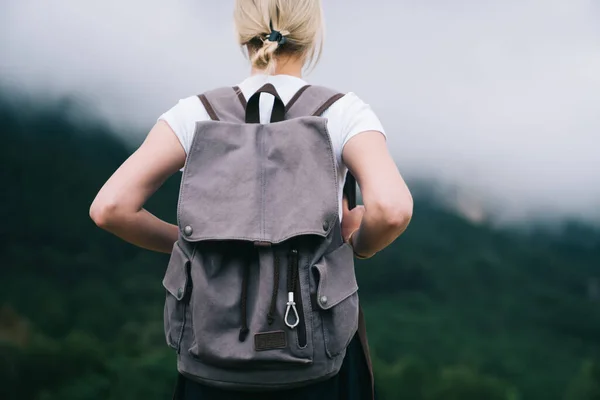 Achteraanzicht Van Vrouwelijke Backpacker Casual Kleding Met Blond Haar Groene — Stockfoto