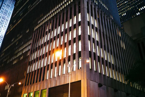 从现代高层公寓楼低矮的视角看纽约市清晨明亮的街灯 — 图库照片