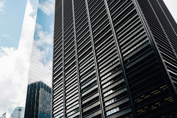 Nízký Úhel Fasád Moderních Vysokých Věží Skleněnými Zrcadlovými Stěnami Obchodní — Stock fotografie