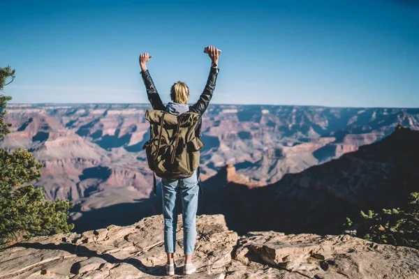 Sırt Çantası Gündelik Giysiler Içinde Kollarını Kaldırıp Grand Canyon Ulusal — Stok fotoğraf