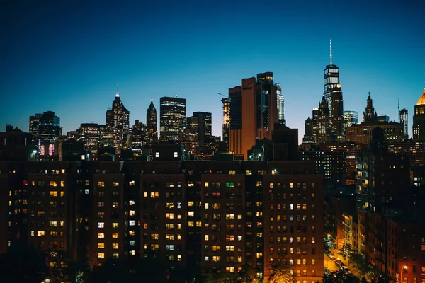 Cima Edifícios Contemporâneos Cidade Impressionantes Arranha Céus Iluminados Bairro Residencial — Fotografia de Stock