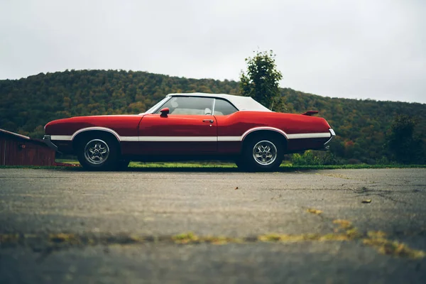 Red Old Vintage American Car Parked Countryside Gray Overcast Sky — Stock Photo, Image