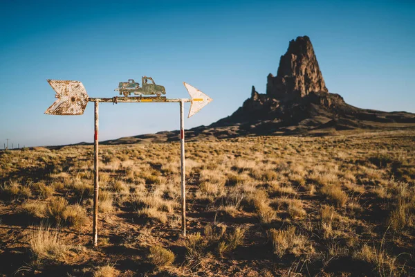 Lonely Rusty Old Pointer Sign Car Located Dry Valley Cloudless — Stock Photo, Image