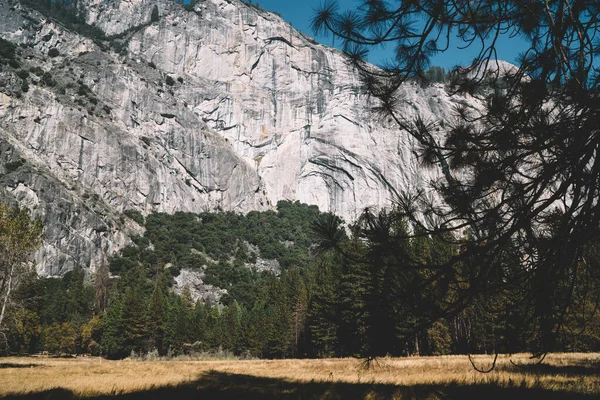 Herrlicher Blick Auf Die Raue Felsige Bergkette Der Nähe Grüner — Stockfoto