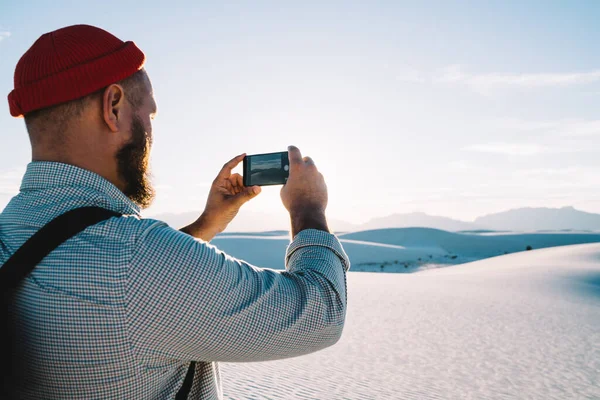 Sıradan Kıyafetleri Şapkası Sırt Çantasıyla Kum Üzerinde Duran White Sands — Stok fotoğraf