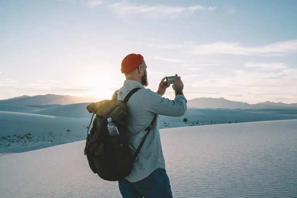 Rückansicht Eines Anonymen Männlichen Touristen Freizeitkleidung Mit Rucksack Der Die — Stockfoto