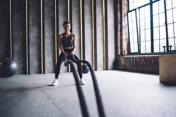 Femme Musclée Sérieuse Avec Une Silhouette Parfaite Ayant Entraînement Cardio — Photo