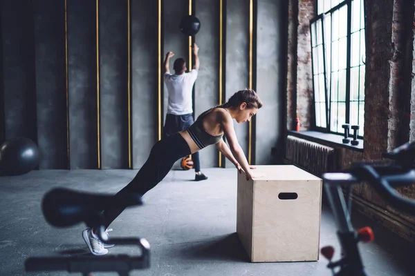 Joven Mujer Caucásica Empujando Hacia Arriba Desde Los Bares Gimnasio —  Fotos de Stock