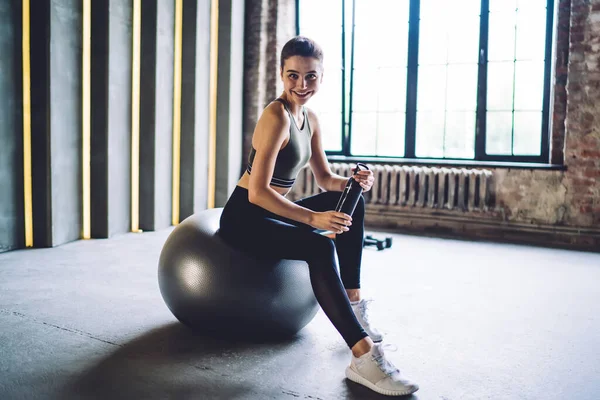 Longitud Completa Delgada Hembra Feliz Ropa Deportiva Sentada Bola Forma — Foto de Stock