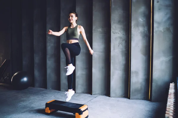 Ganzkörperschlanke Konzentrierte Frau Sportbekleidung Die Während Des Trainings Schrittübungen Mit — Stockfoto