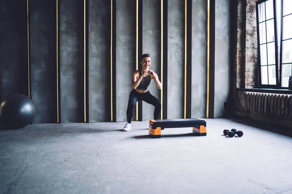 Positieve Vitale Vrouw Trainingspak Doen Squats Houden Van Een Gezonde — Stockfoto