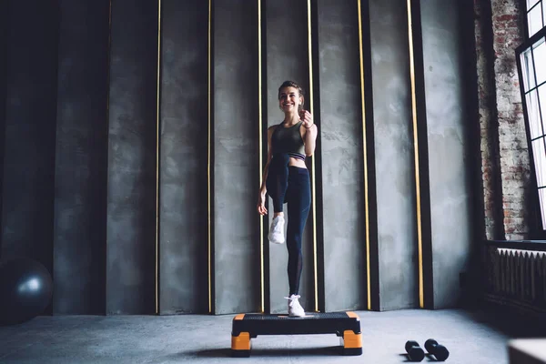 Mulher Caucasiana Feliz Activewear Fazendo Etapas Treino Cardio Durante Treinamento — Fotografia de Stock