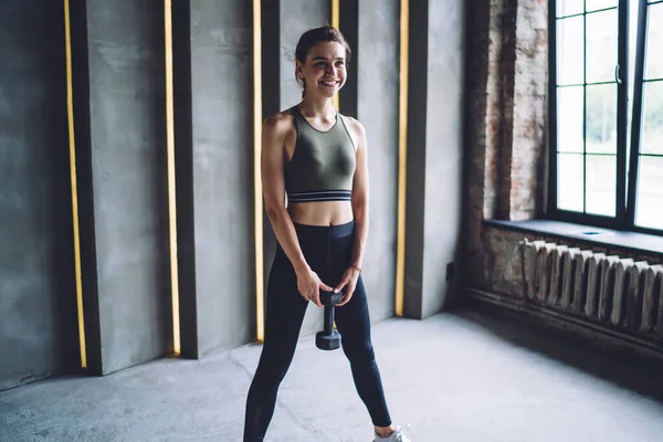 Alegre Mujer Caucásica Desgaste Activo Sonriendo Usando Equipo Para Perder — Foto de Stock