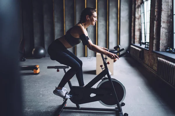 Zijaanzicht Van Jonge Sportieve Vrouw Activewear Spinnen Stationaire Fiets Loft — Stockfoto