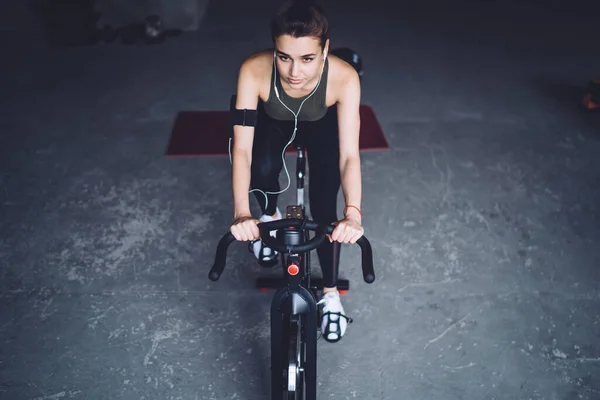 Cima Atleta Feminina Concentrada Sportswear Com Fones Ouvido Fazendo Treinamento — Fotografia de Stock