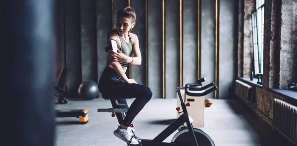 Mujer Joven Delgada Top Deportivo Polainas Sentadas Bicicleta Fitness Gimnasio —  Fotos de Stock