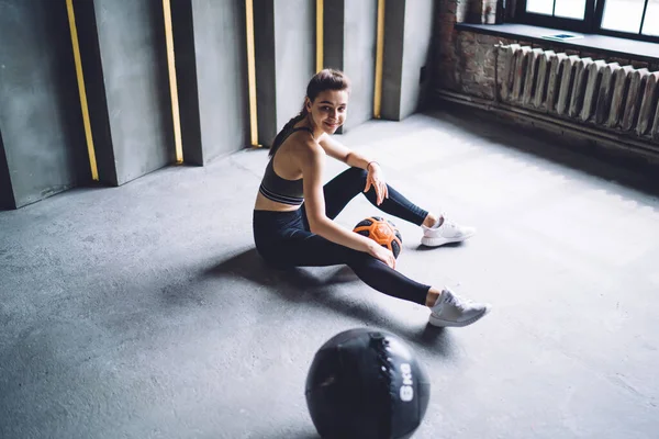 Van Bovenaf Van Het Volledige Lichaam Slanke Vrouw Sportkleding Zittend — Stockfoto