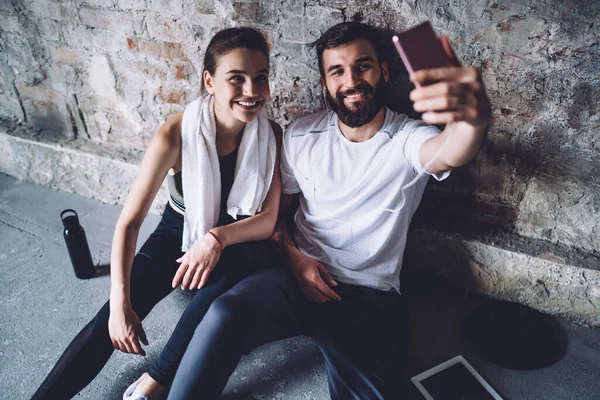 Alegre Pareja Caucásica Masculina Femenina Amor Posando Para Selfie Cámara — Foto de Stock