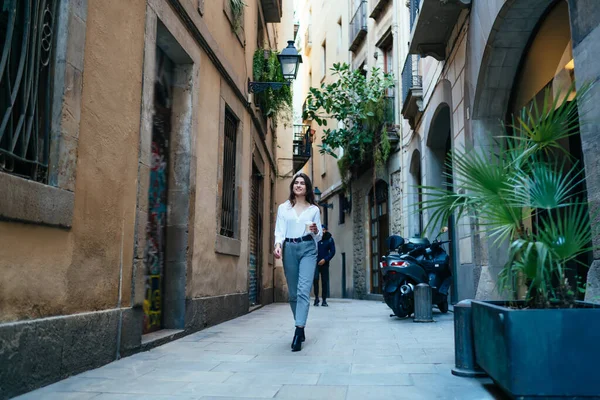 Happy Female Tourist Walking Street Historic Center Imaging Old Times — Stock Photo, Image