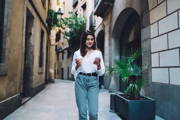 Joyeux Jeune Femme Vêtements Décontractés Avec Tasse Café Emporter Chaud — Photo