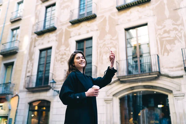 Portret Jumătate Lungime Fată Călătorie Veselă Băutură Cofeină Zâmbind Cameră — Fotografie, imagine de stoc