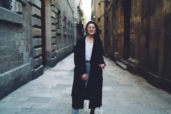 Half Length Portrait Pretty Female Tourist Dressed Trendy Long Coat — Stock Photo, Image