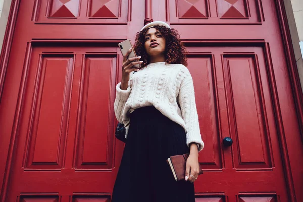 Baixo Mulher Afro Americana Pensativa Com Mochila Roupas Casuais Boina — Fotografia de Stock